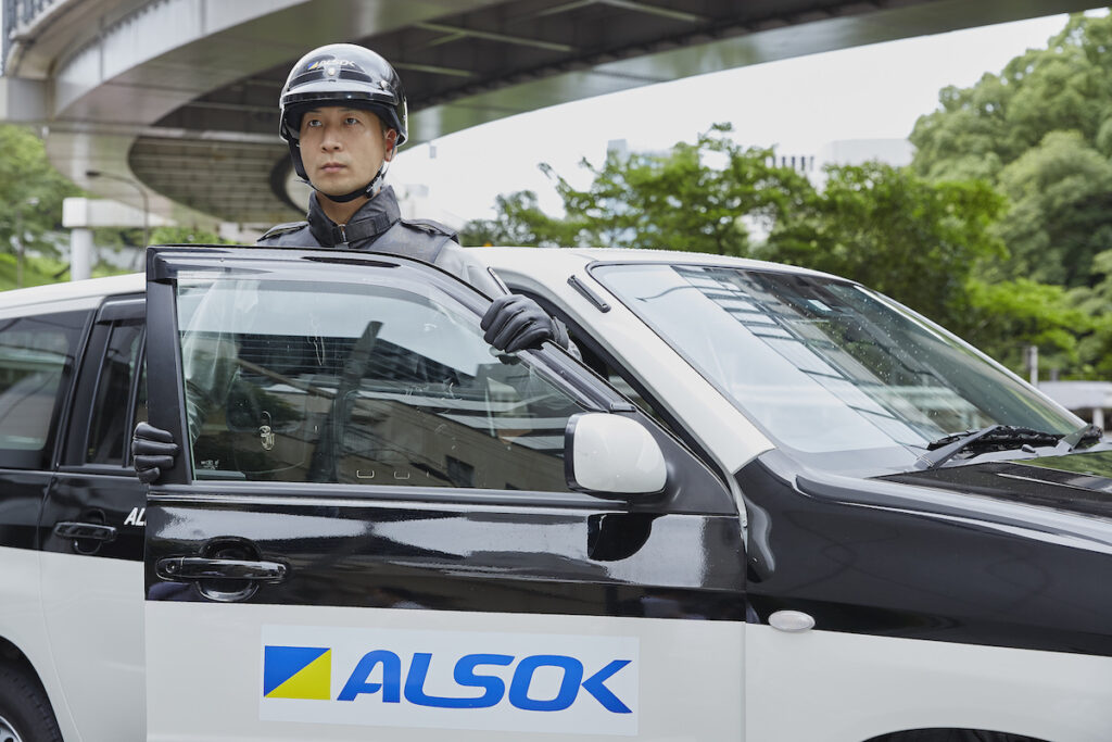 ALSOKの警備員と警備車