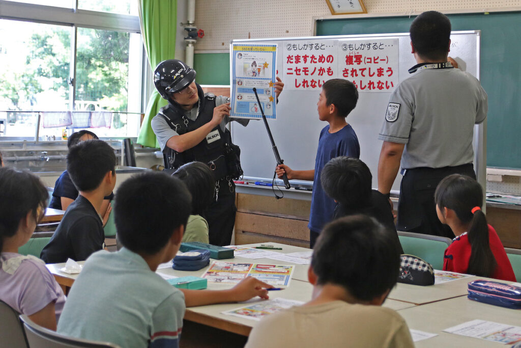 ALSOK社員による小学校での安全教室の様子